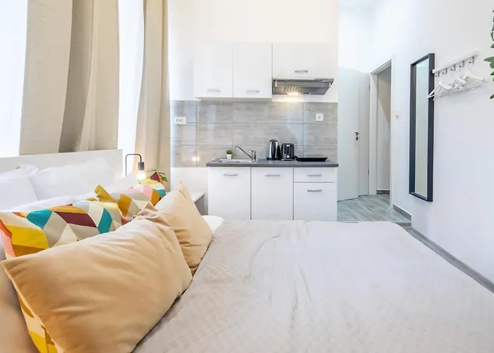 Extra Central Mini Studio - Lively Neighborhood